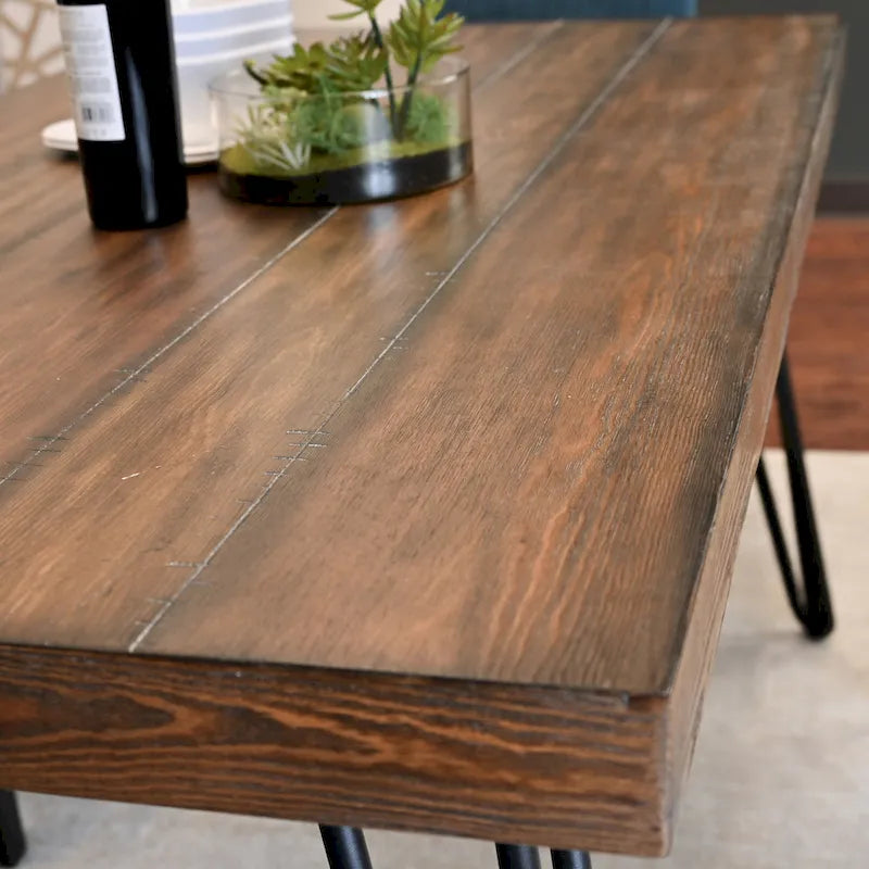 Table de salle à manger rectangulaire de style moderne du milieu du siècle avec chaises cloutées en laiton et pieds en épingle à cheveux métalliques pour cuisine ou salon
