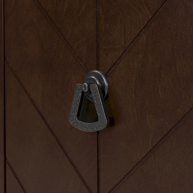 Buffet Roomfitters avec étagères réglables, poignées en métal rétro et pieds en pin, idéal pour le salon ou le bureau.