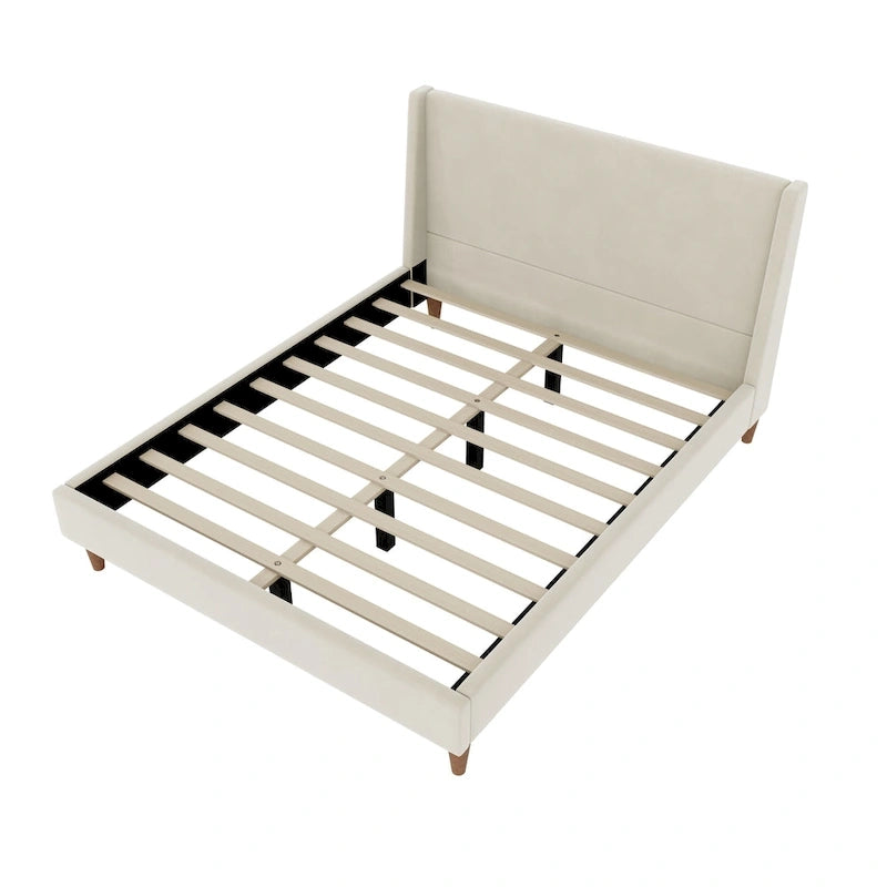 Lit plateforme bas, recouvert de velours crème, avec tête de lit à oreilles et pieds en noyer. Sommier non requis.