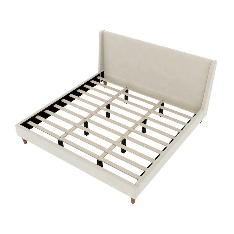 Lit plateforme bas, recouvert de velours crème, avec tête de lit à oreilles et pieds en noyer. Sommier non requis.
