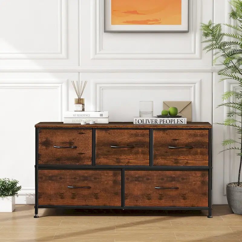 Commode moderne à 5 tiroirs avec bac en tissu, structure en acier, plateau en bois, idéale pour la chambre ou l'entrée.