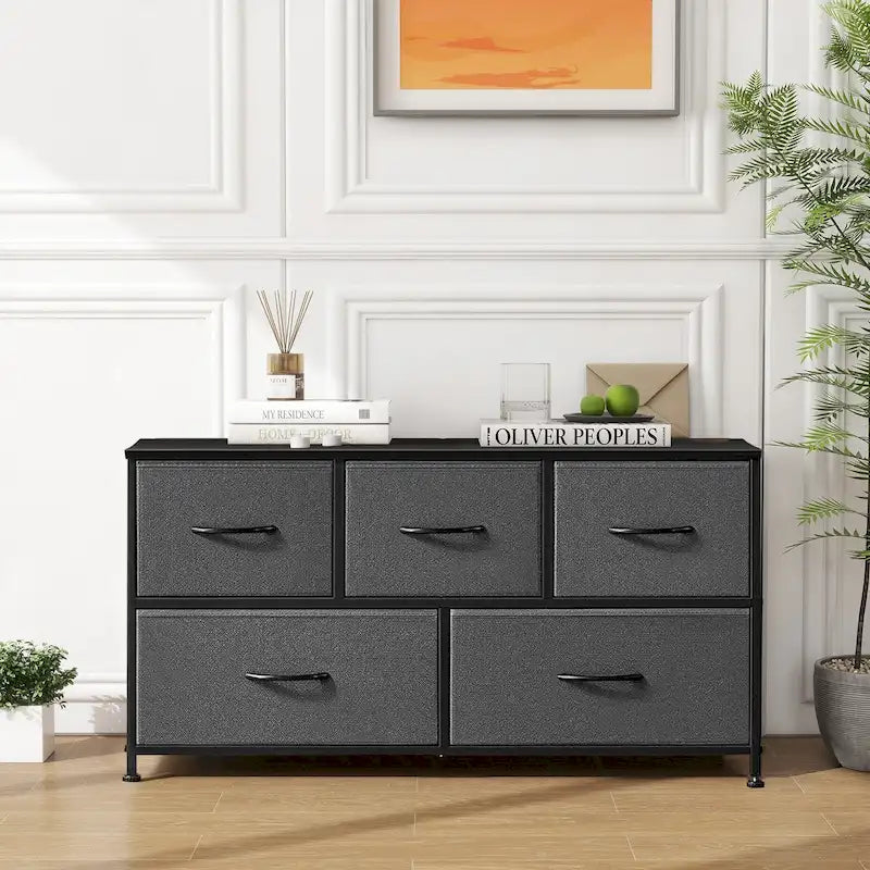 Commode moderne à 5 tiroirs avec bac en tissu, structure en acier, plateau en bois, idéale pour la chambre ou l'entrée.