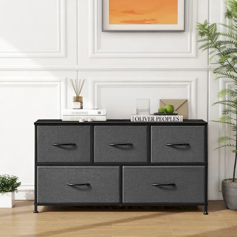 Commode moderne à 5 tiroirs avec bac en tissu, structure en acier, plateau en bois, idéale pour la chambre ou l'entrée.