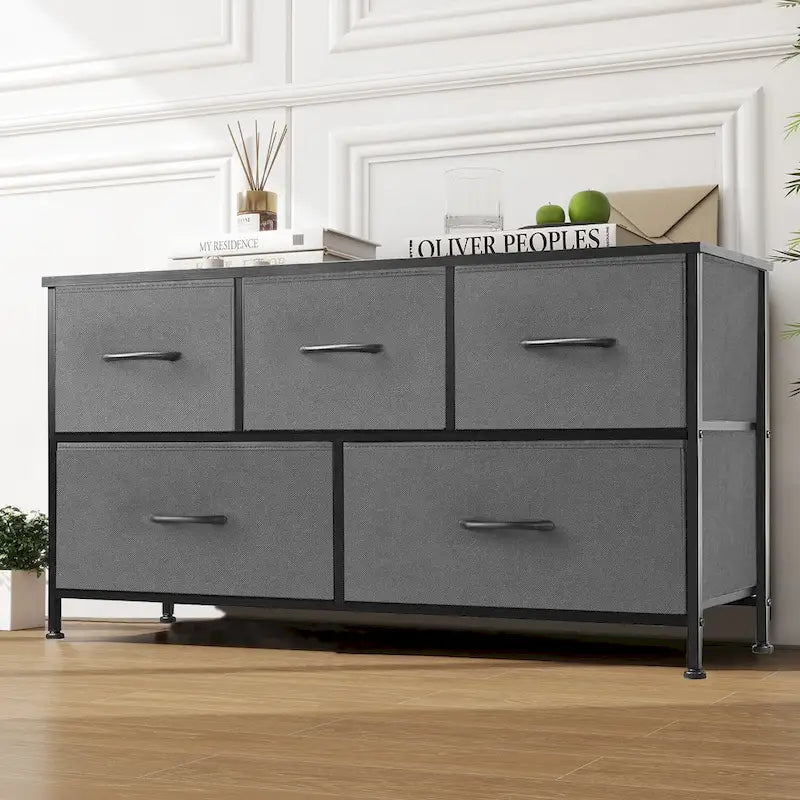 Commode moderne à 5 tiroirs avec bac en tissu, structure en acier, plateau en bois, idéale pour la chambre ou l'entrée.