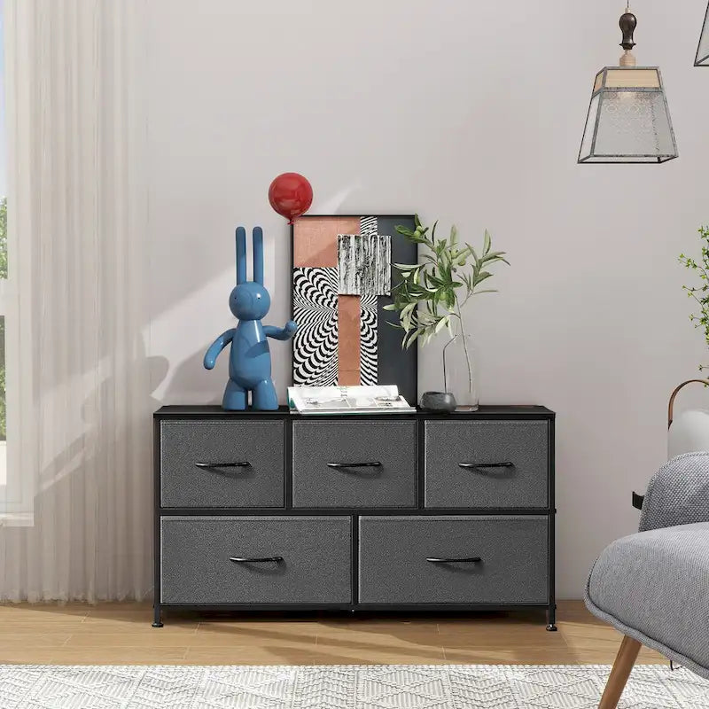 Commode moderne à 5 tiroirs avec bac en tissu, structure en acier, plateau en bois, idéale pour la chambre ou l'entrée.