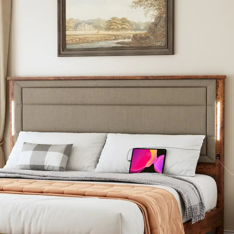 Lit plateforme avec tête de lit rembourrée et éclairage LED