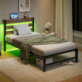 Lit simple moderne en métal beige et marron avec tête de lit en bois, lumières RGB et étagère de rangement pour chambre à coucher