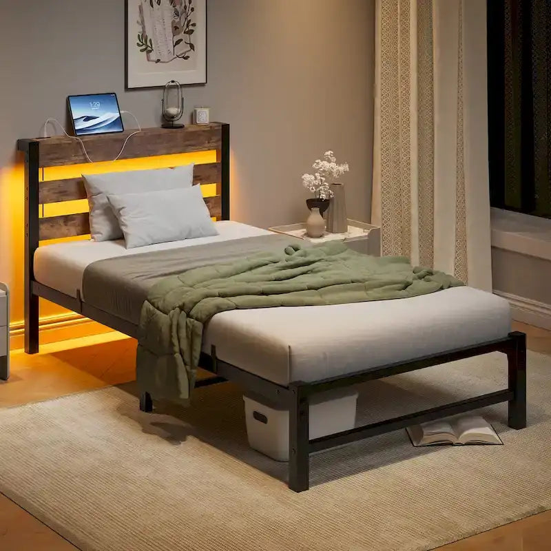 Lit simple moderne en métal beige et marron avec tête de lit en bois, lumières RGB et étagère de rangement pour chambre à coucher