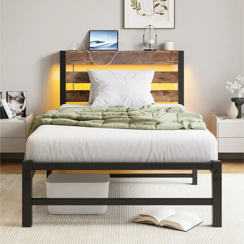 Lit simple moderne en métal beige et marron avec tête de lit en bois, lumières RGB et étagère de rangement pour chambre à coucher