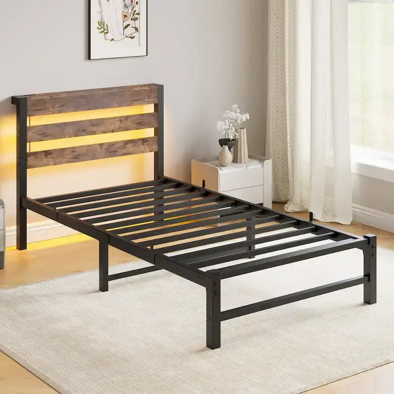 Lit simple moderne en métal beige et marron avec tête de lit en bois, lumières RGB et étagère de rangement pour chambre à coucher
