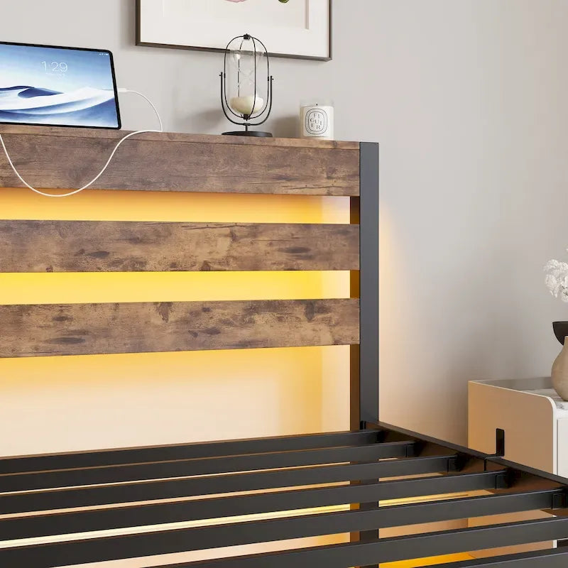 Lit simple moderne en métal beige et marron avec tête de lit en bois, lumières RGB et étagère de rangement pour chambre à coucher