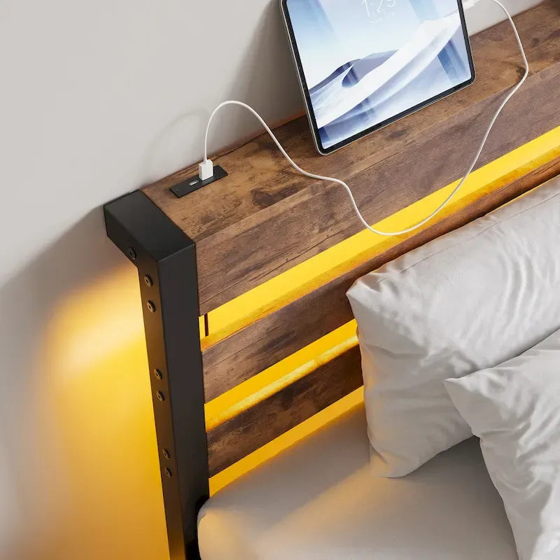 Lit simple moderne en métal beige et marron avec tête de lit en bois, lumières RGB et étagère de rangement pour chambre à coucher