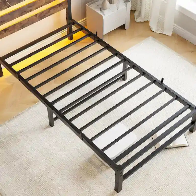 Lit simple moderne en métal beige et marron avec tête de lit en bois, lumières RGB et étagère de rangement pour chambre à coucher