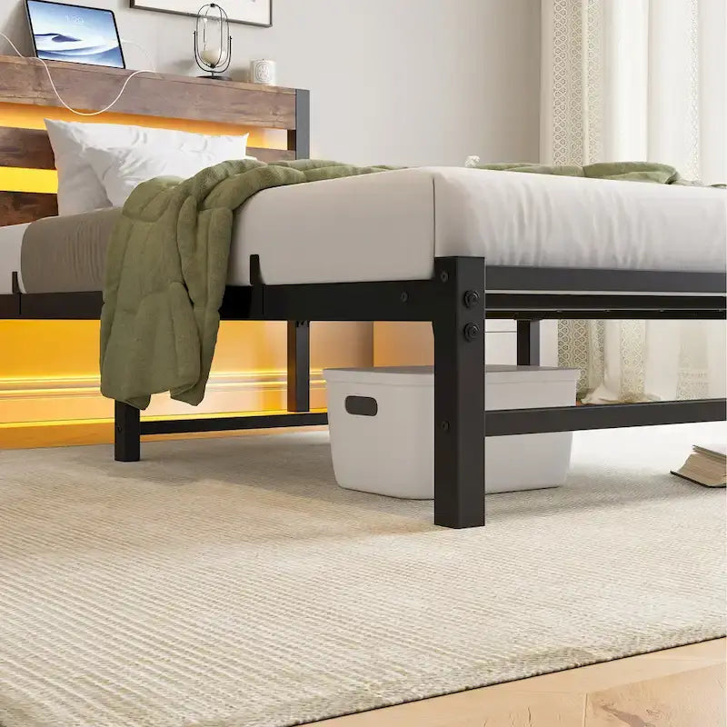 Lit simple moderne en métal beige et marron avec tête de lit en bois, lumières RGB et étagère de rangement pour chambre à coucher