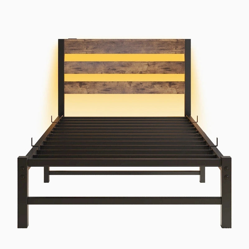 Lit simple moderne en métal beige et marron avec tête de lit en bois, lumières RGB et étagère de rangement pour chambre à coucher