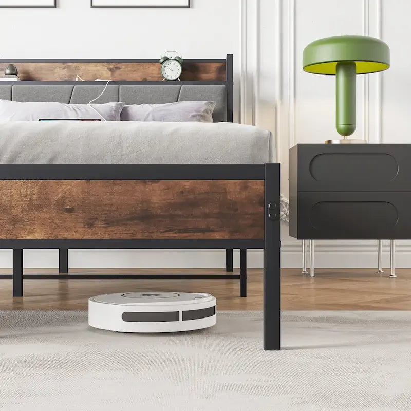 Lit plateforme en métal avec tête de lit rembourrée