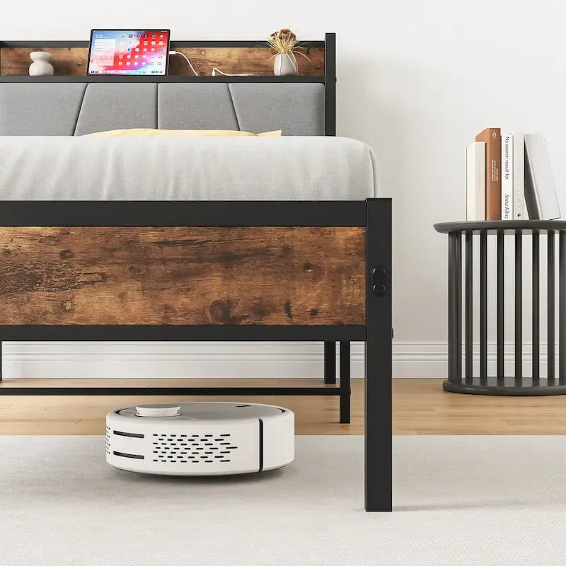 Lit plateforme en métal avec tête de lit rembourrée
