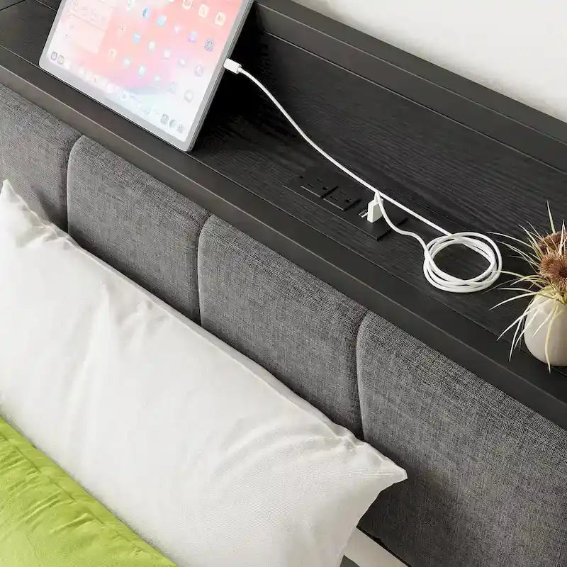 Lit plateforme en métal avec tête de lit rembourrée