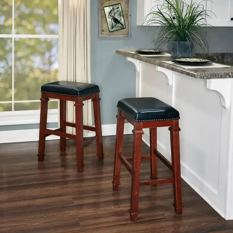 Tabouret de bar Linon Elle en similicuir noir sans dossier, 79 cm (31,01 pouces).