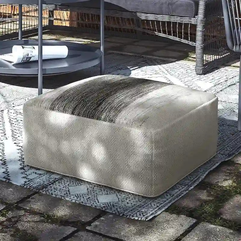 Pouf carré tissé Irena de WYNDENHALL, en polyester PET recyclé gris et blanc