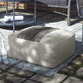 Pouf carré tissé Irena de WYNDENHALL, en polyester PET recyclé gris et blanc
