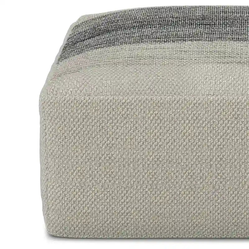 Pouf carré tissé Irena de WYNDENHALL, en polyester PET recyclé gris et blanc