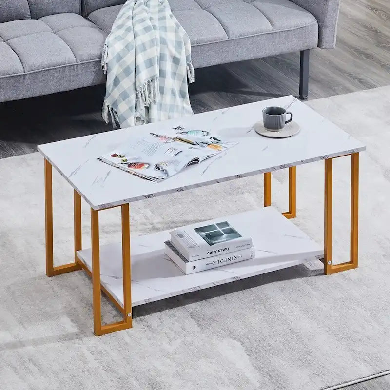 Table basse rectangulaire en MDF blanc, pieds dorés, plateau blanc, piètement en fer, idéale pour salle à manger, café ou restaurant.