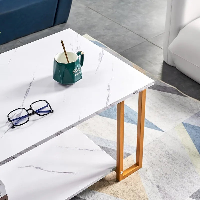 Table basse rectangulaire en MDF blanc, pieds dorés, plateau blanc, piètement en fer, idéale pour salle à manger, café ou restaurant.