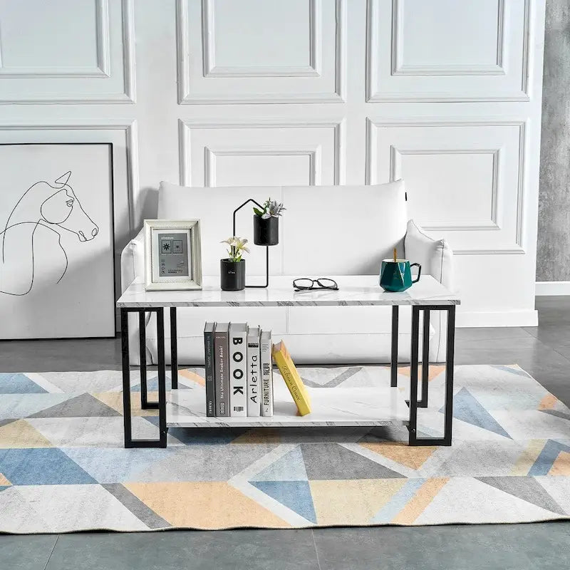 Table basse rectangulaire en MDF blanc, pieds dorés, plateau blanc, piètement en fer, idéale pour salle à manger, café ou restaurant.