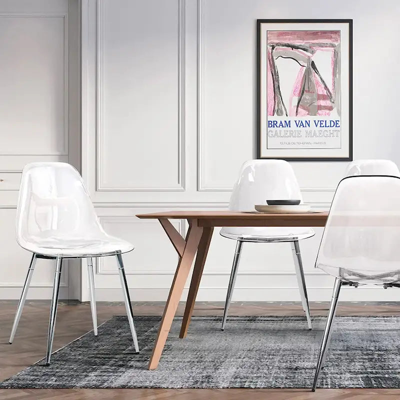 Chaises d'appoint modernes en plastique transparent avec pieds en métal.