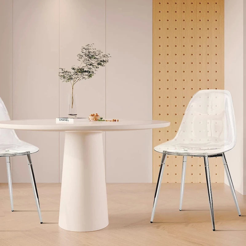 Chaises d'appoint modernes en plastique transparent avec pieds en métal.