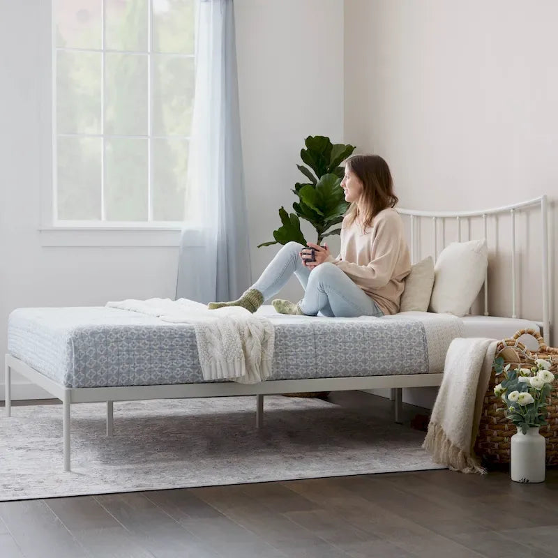 Lit plateforme en métal Brookside Gemma avec tête de lit à barre verticale incurvée