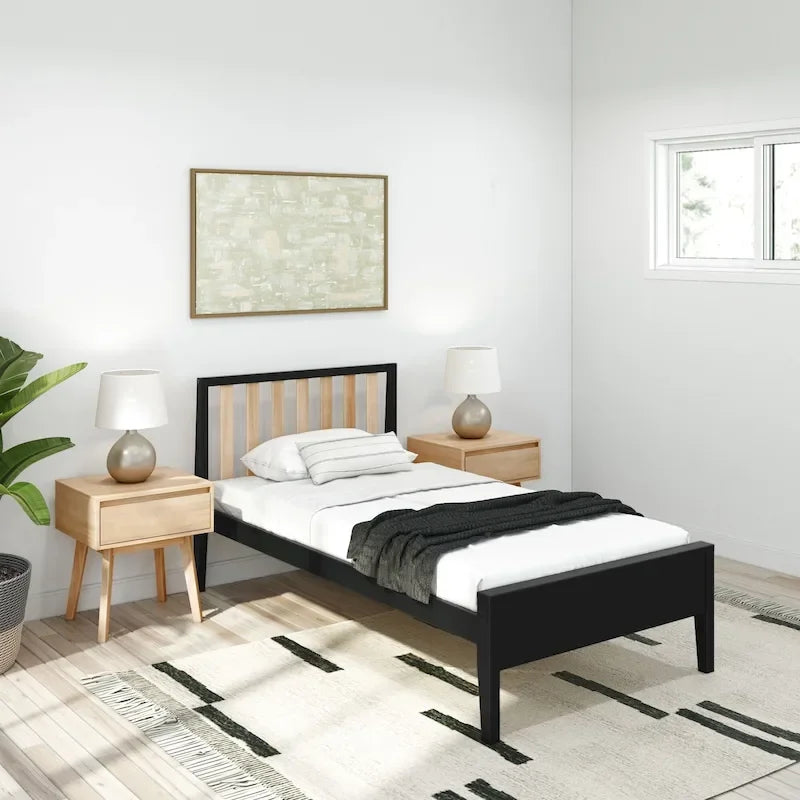Lit scandinave à poutres et planches, taille simple, avec tête de lit à lattes.