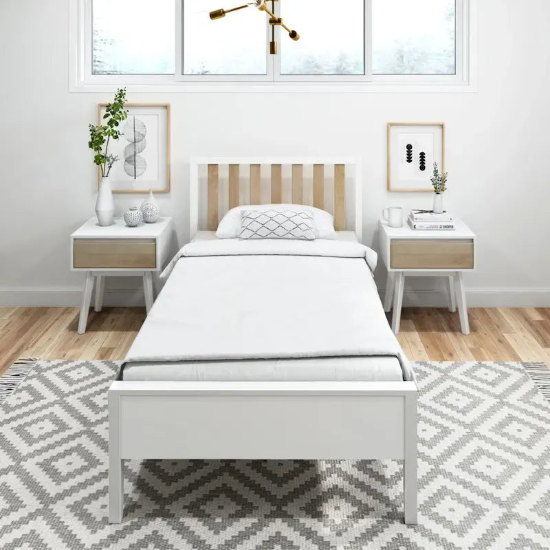 Lit scandinave à poutres et planches, taille simple, avec tête de lit à lattes.