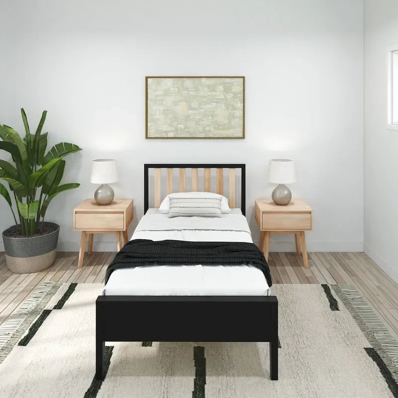 Lit scandinave à poutres et planches, taille simple, avec tête de lit à lattes.