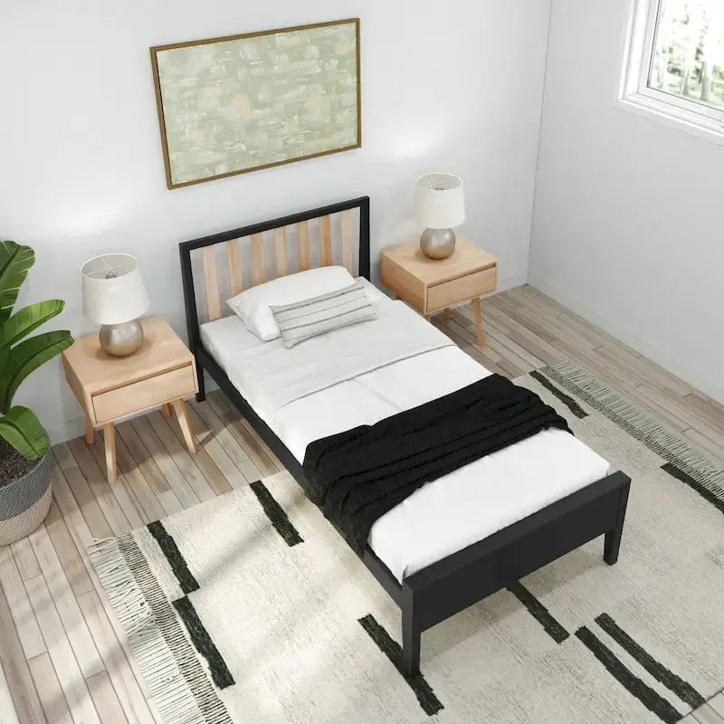 Lit scandinave à poutres et planches, taille simple, avec tête de lit à lattes.