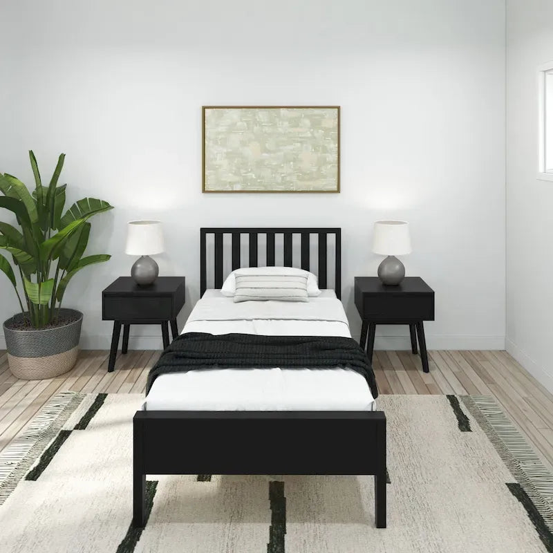 Lit scandinave à poutres et planches, taille simple, avec tête de lit à lattes.
