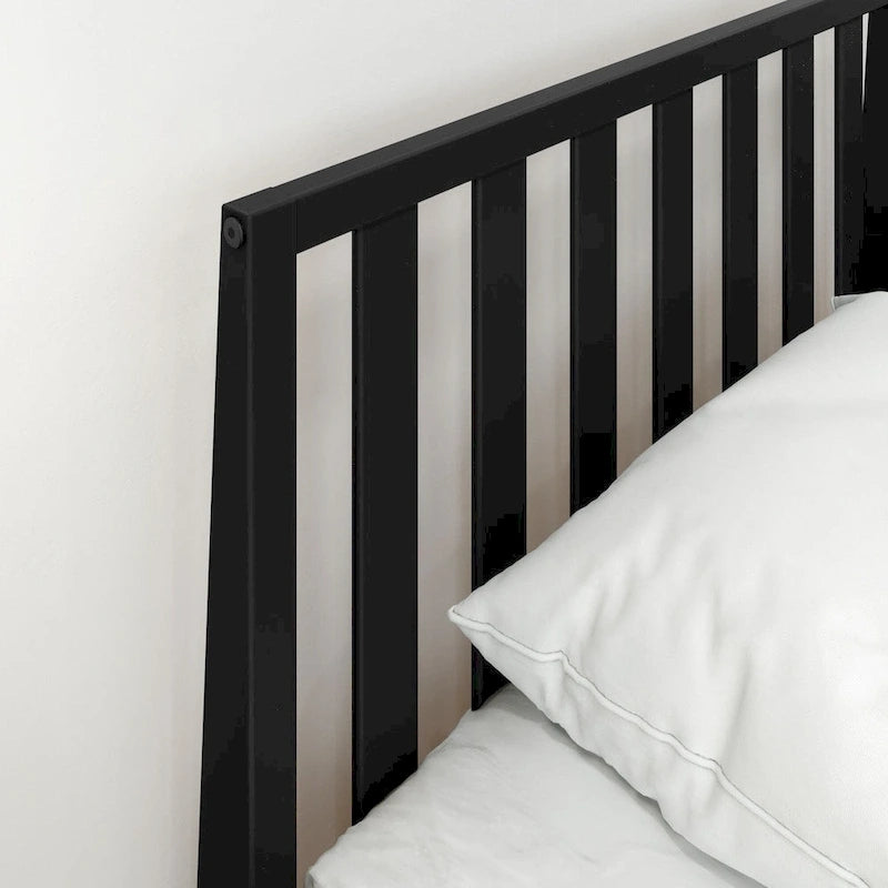 Lit scandinave à poutres et planches, taille simple, avec tête de lit à lattes.