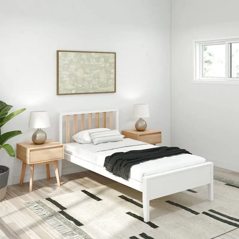 Lit scandinave à poutres et planches, taille simple, avec tête de lit à lattes.