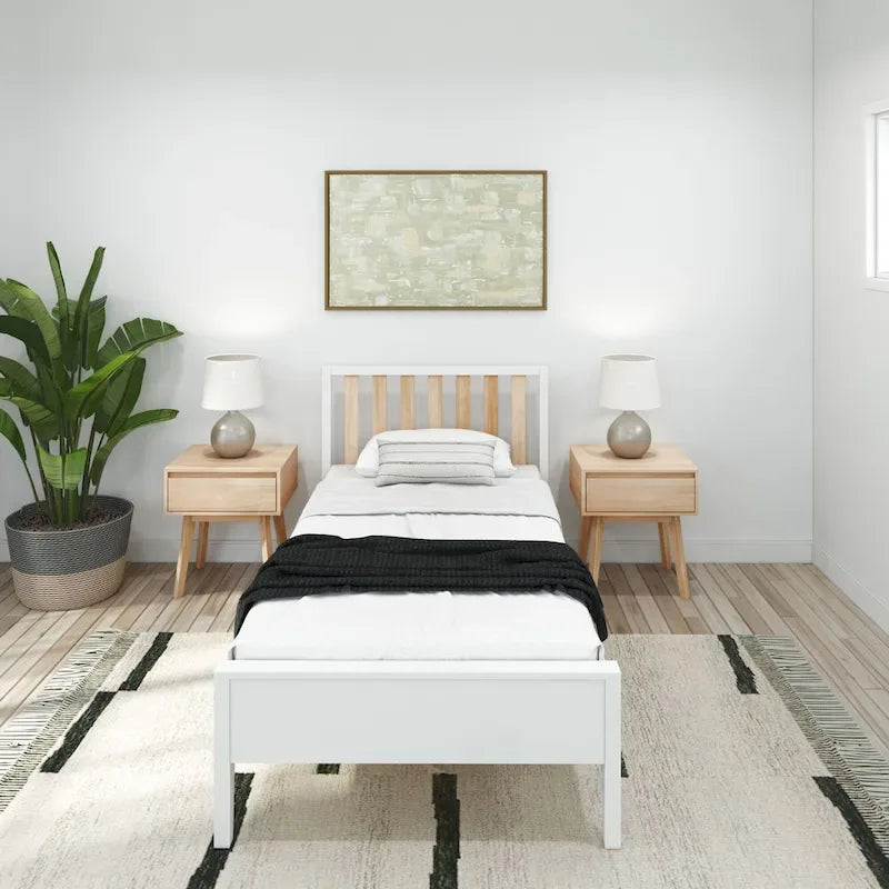 Lit scandinave à poutres et planches, taille simple, avec tête de lit à lattes.