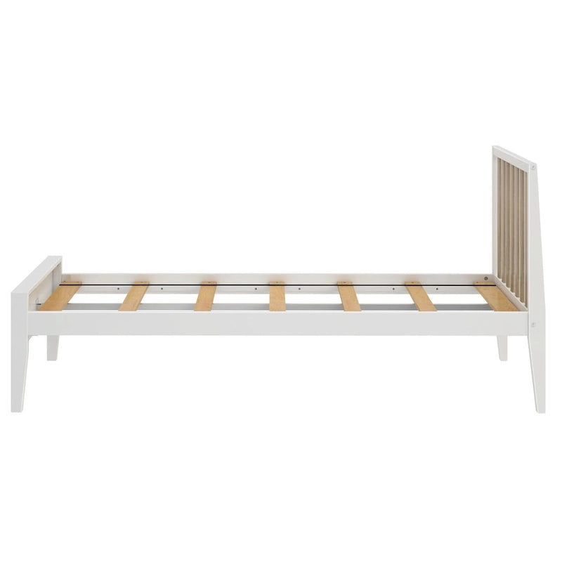 Lit scandinave à poutres et planches, taille simple, avec tête de lit à lattes.