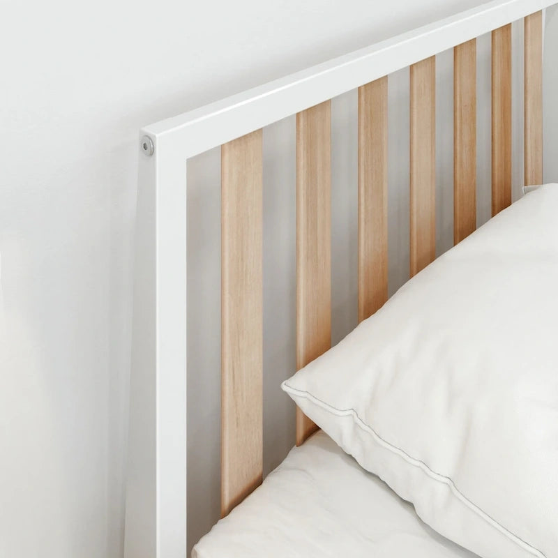 Lit scandinave à poutres et planches, taille simple, avec tête de lit à lattes.