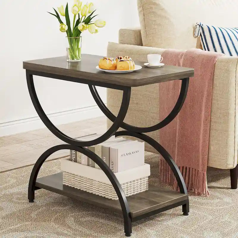 Table d'appoint rectangulaire de 58 cm (23 pouces) à deux niveaux avec une élégante structure en métal, idéale comme table de chevet ou table d'appoint près d'un canapé.