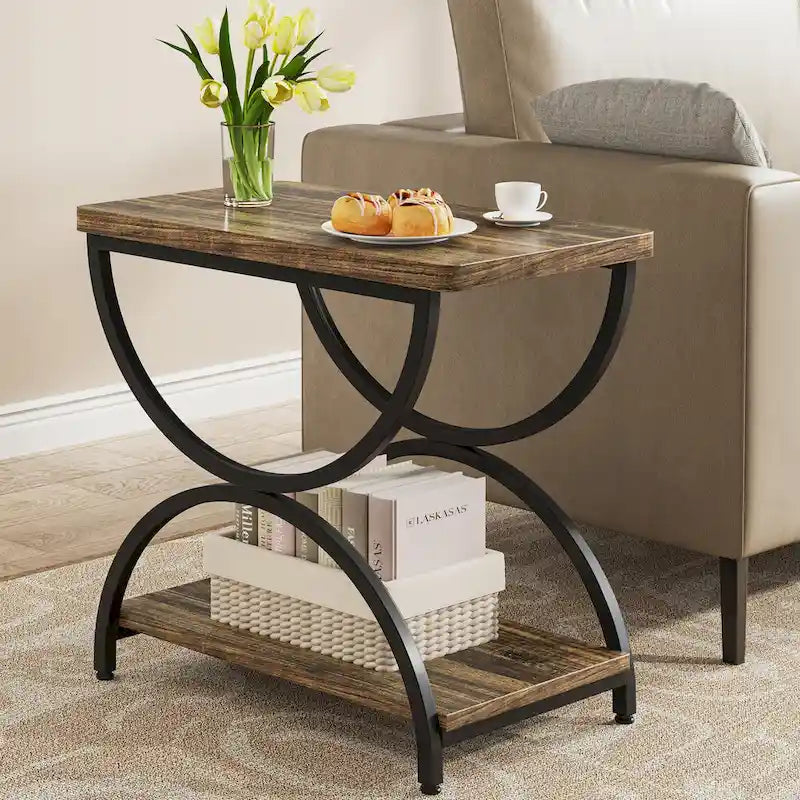 Table d'appoint rectangulaire de 58 cm (23 pouces) à deux niveaux avec une élégante structure en métal, idéale comme table de chevet ou table d'appoint près d'un canapé.