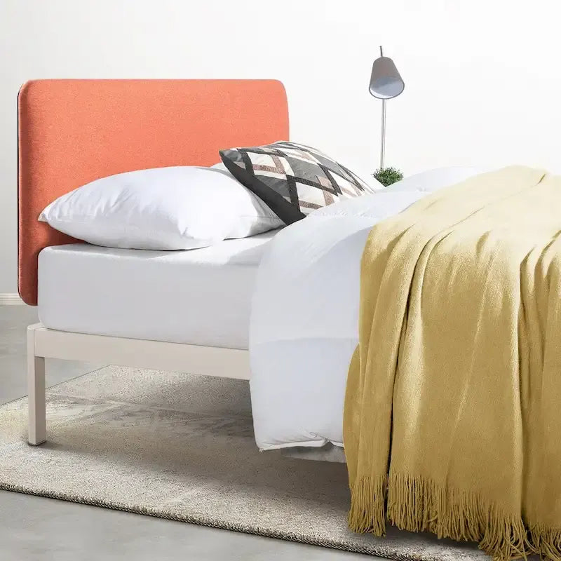 Lit plateforme en métal rembourré KERT par Crown Comfort