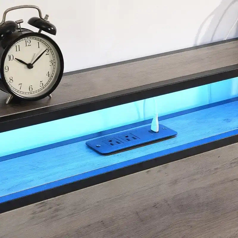 Cadre de lit avec tête de lit de rangement et station de recharge, solide et stable.