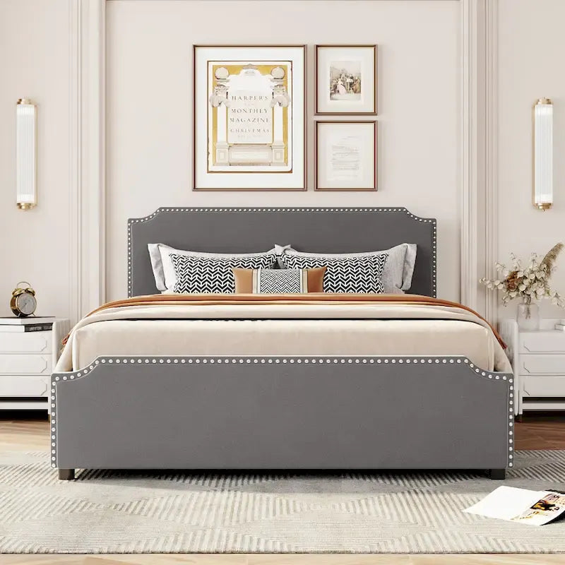 Lit plateforme capitonné avec tête et pied de lit à clous décoratifs et 4 tiroirs