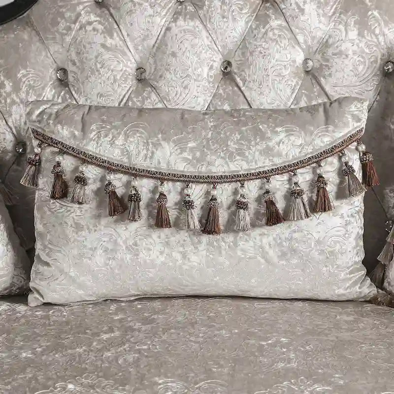 Canapé deux places Clarissa traditionnel de Furniture of America, avec dossier capitonné et coussin décoratif