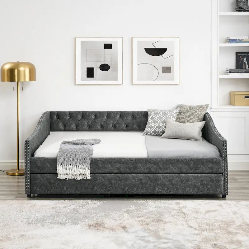 Lit de jour double avec lit gigogne simple, canapé-lit capitonné, avec bouton au dos et clous en cuivre sur les accoudoirs ondulés