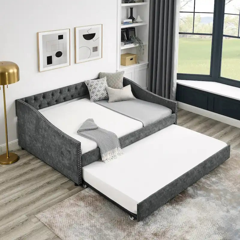Lit de jour double avec lit gigogne simple, canapé-lit capitonné, avec bouton au dos et clous en cuivre sur les accoudoirs ondulés
